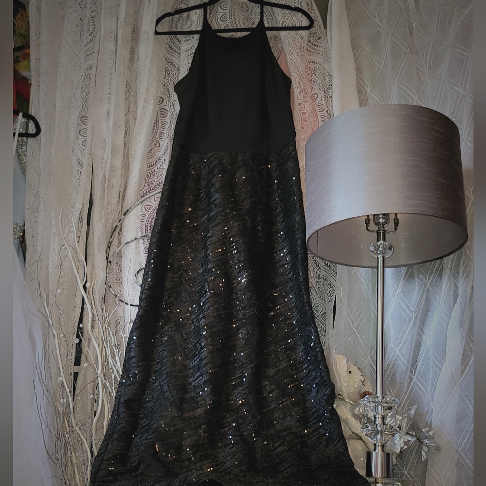 Dress - Picture 2 of 6